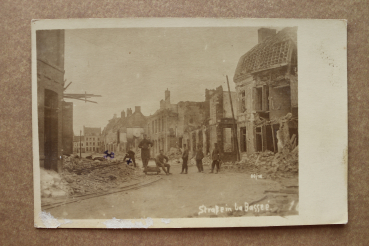 Ansichtskarte Foto AK La Bassee 1914-1918 zerstörter Ort Soldaten Gleise Schienen Häuser Ortsansicht Frankreich France 59 Nord